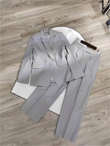 {{productViewItem.photos[photoViewList.activeNavIndex].Alt || productViewItem.photos[photoViewList.activeNavIndex].Description || 'Костюм'}}