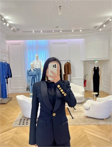 {{productViewItem.photos[photoViewList.activeNavIndex].Alt || productViewItem.photos[photoViewList.activeNavIndex].Description || 'Пиджак Schiaparelli'}}
