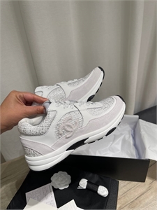 {{productViewItem.photos[photoViewList.activeNavIndex].Alt || productViewItem.photos[photoViewList.activeNavIndex].Description || 'Кроссовки CHANEL'}}