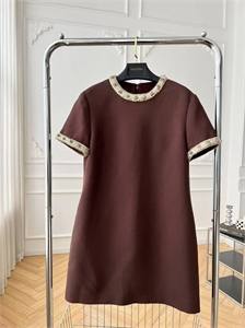 {{productViewItem.photos[photoViewList.activeNavIndex].Alt || productViewItem.photos[photoViewList.activeNavIndex].Description || 'Платье VALENTINO'}}