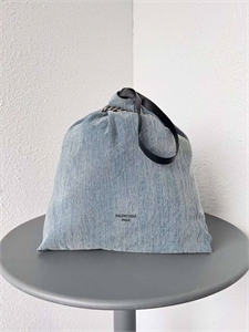 {{productViewItem.photos[photoViewList.activeNavIndex].Alt || productViewItem.photos[photoViewList.activeNavIndex].Description || 'Сумка BALENCIAGA'}}