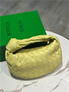 {{productViewItem.photos[photoViewList.activeNavIndex].Alt || productViewItem.photos[photoViewList.activeNavIndex].Description || 'Сумка BOTTEGA VENETA'}}
