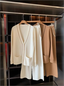{{productViewItem.photos[photoViewList.activeNavIndex].Alt || productViewItem.photos[photoViewList.activeNavIndex].Description || 'Костюм LORO PIANA'}}