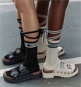 {{productViewItem.photos[photoViewList.activeNavIndex].Alt || productViewItem.photos[photoViewList.activeNavIndex].Description || 'Гольфы DIOR Комплект'}}