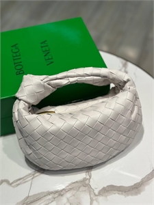 {{productViewItem.photos[photoViewList.activeNavIndex].Alt || productViewItem.photos[photoViewList.activeNavIndex].Description || 'Сумка BOTTEGA VENETA'}}