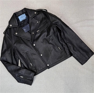 {{productViewItem.photos[photoViewList.activeNavIndex].Alt || productViewItem.photos[photoViewList.activeNavIndex].Description || 'Куртка PRADA'}}