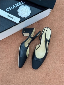 {{productViewItem.photos[photoViewList.activeNavIndex].Alt || productViewItem.photos[photoViewList.activeNavIndex].Description || 'Туфли CHANEL'}}