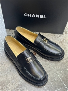 {{productViewItem.photos[photoViewList.activeNavIndex].Alt || productViewItem.photos[photoViewList.activeNavIndex].Description || 'Лоферы CHANEL'}}