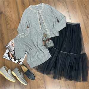 {{productViewItem.photos[photoViewList.activeNavIndex].Alt || productViewItem.photos[photoViewList.activeNavIndex].Description || 'Комплект ERMANO SCERVINO'}}
