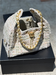 {{productViewItem.photos[photoViewList.activeNavIndex].Alt || productViewItem.photos[photoViewList.activeNavIndex].Description || 'Сумка CHANEL'}}