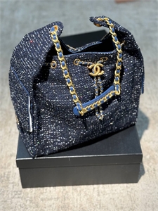 {{productViewItem.photos[photoViewList.activeNavIndex].Alt || productViewItem.photos[photoViewList.activeNavIndex].Description || 'Сумка CHANEL'}}