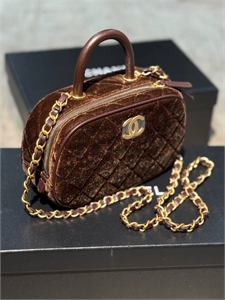 {{productViewItem.photos[photoViewList.activeNavIndex].Alt || productViewItem.photos[photoViewList.activeNavIndex].Description || 'Сумка CHANEL'}}
