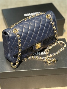 {{productViewItem.photos[photoViewList.activeNavIndex].Alt || productViewItem.photos[photoViewList.activeNavIndex].Description || 'Сумка CHANEL'}}