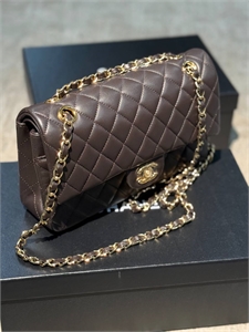 {{productViewItem.photos[photoViewList.activeNavIndex].Alt || productViewItem.photos[photoViewList.activeNavIndex].Description || 'Сумка CHANEL'}}