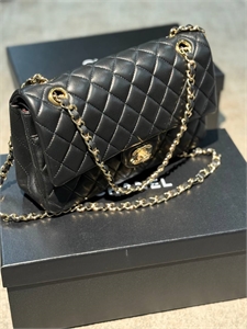 {{productViewItem.photos[photoViewList.activeNavIndex].Alt || productViewItem.photos[photoViewList.activeNavIndex].Description || 'Сумка CHANEL'}}