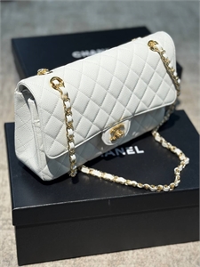 {{productViewItem.photos[photoViewList.activeNavIndex].Alt || productViewItem.photos[photoViewList.activeNavIndex].Description || 'Сумка CHANEL'}}