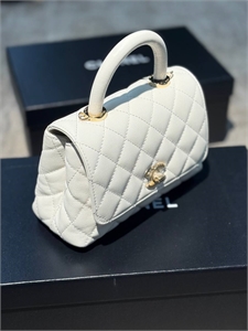 {{productViewItem.photos[photoViewList.activeNavIndex].Alt || productViewItem.photos[photoViewList.activeNavIndex].Description || 'Сумка CHANEL'}}