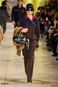 {{productViewItem.photos[photoViewList.activeNavIndex].Alt || productViewItem.photos[photoViewList.activeNavIndex].Description || 'Костюм MIU MIU'}}