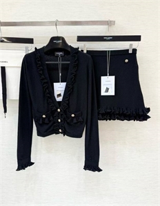 {{productViewItem.photos[photoViewList.activeNavIndex].Alt || productViewItem.photos[photoViewList.activeNavIndex].Description || 'Костюм CHANEL'}}