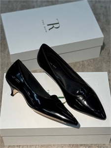 {{productViewItem.photos[photoViewList.activeNavIndex].Alt || productViewItem.photos[photoViewList.activeNavIndex].Description || 'Туфли THE ROW'}}