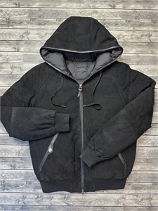 {{productViewItem.photos[photoViewList.activeNavIndex].Alt || productViewItem.photos[photoViewList.activeNavIndex].Description || 'Замшевый бомбер TOM FORD'}}