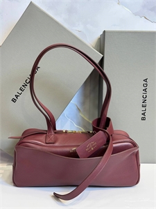 {{productViewItem.photos[photoViewList.activeNavIndex].Alt || productViewItem.photos[photoViewList.activeNavIndex].Description || 'Сумка BALENCIAGA'}}