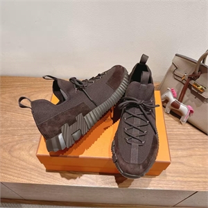 {{productViewItem.photos[photoViewList.activeNavIndex].Alt || productViewItem.photos[photoViewList.activeNavIndex].Description || 'Текстильные кроссовки HERMES'}}