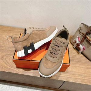 {{productViewItem.photos[photoViewList.activeNavIndex].Alt || productViewItem.photos[photoViewList.activeNavIndex].Description || 'Замшевые кроссовки HERMES'}}