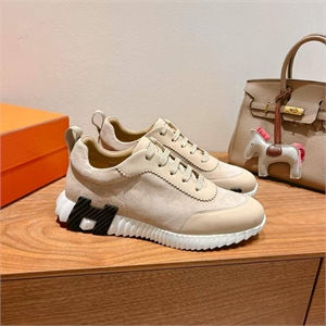 {{productViewItem.photos[photoViewList.activeNavIndex].Alt || productViewItem.photos[photoViewList.activeNavIndex].Description || 'Замшевые кроссовки HERMES'}}