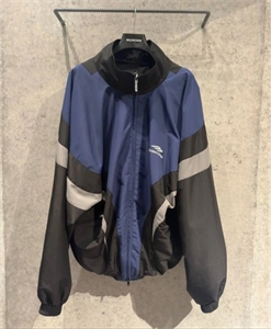 {{productViewItem.photos[photoViewList.activeNavIndex].Alt || productViewItem.photos[photoViewList.activeNavIndex].Description || 'Бомбер BALENCIAGA'}}