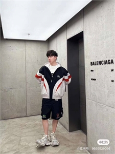 {{productViewItem.photos[photoViewList.activeNavIndex].Alt || productViewItem.photos[photoViewList.activeNavIndex].Description || 'Бомбер BALENCIAGA'}}
