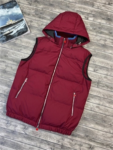 {{productViewItem.photos[photoViewList.activeNavIndex].Alt || productViewItem.photos[photoViewList.activeNavIndex].Description || 'Жилет KITON'}}