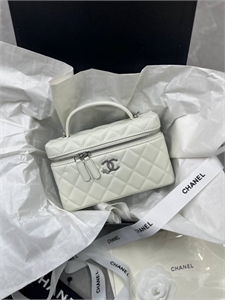 {{productViewItem.photos[photoViewList.activeNavIndex].Alt || productViewItem.photos[photoViewList.activeNavIndex].Description || 'Сумка CHANEL'}}