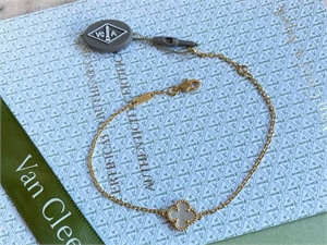 {{productViewItem.photos[photoViewList.activeNavIndex].Alt || productViewItem.photos[photoViewList.activeNavIndex].Description || 'Браслет Van Cleef'}}