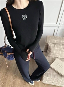 {{productViewItem.photos[photoViewList.activeNavIndex].Alt || productViewItem.photos[photoViewList.activeNavIndex].Description || 'Кофта LOEWE'}}