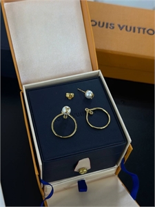 {{productViewItem.photos[photoViewList.activeNavIndex].Alt || productViewItem.photos[photoViewList.activeNavIndex].Description || 'Серьги  LOUIS VUITTON'}}