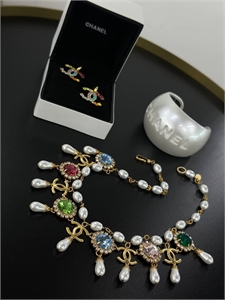 {{productViewItem.photos[photoViewList.activeNavIndex].Alt || productViewItem.photos[photoViewList.activeNavIndex].Description || 'Браслет CHANEL'}}