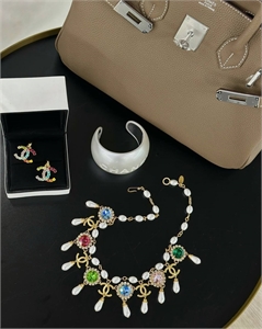 {{productViewItem.photos[photoViewList.activeNavIndex].Alt || productViewItem.photos[photoViewList.activeNavIndex].Description || 'Колье CHANEL'}}