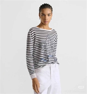 {{productViewItem.photos[photoViewList.activeNavIndex].Alt || productViewItem.photos[photoViewList.activeNavIndex].Description || 'Кофта DIOR'}}