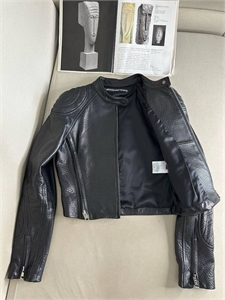 {{productViewItem.photos[photoViewList.activeNavIndex].Alt || productViewItem.photos[photoViewList.activeNavIndex].Description || 'Куртка Alexander Wang'}}