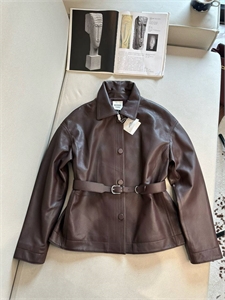 {{productViewItem.photos[photoViewList.activeNavIndex].Alt || productViewItem.photos[photoViewList.activeNavIndex].Description || 'Куртка HERMES'}}