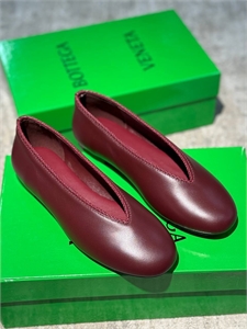 {{productViewItem.photos[photoViewList.activeNavIndex].Alt || productViewItem.photos[photoViewList.activeNavIndex].Description || 'Балетки BOTTEGA VENETA'}}