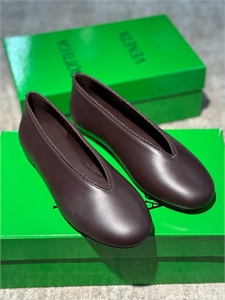 {{productViewItem.photos[photoViewList.activeNavIndex].Alt || productViewItem.photos[photoViewList.activeNavIndex].Description || 'Балетки BOTTEGA VENETA'}}