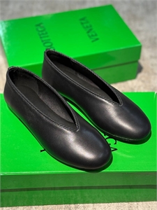 {{productViewItem.photos[photoViewList.activeNavIndex].Alt || productViewItem.photos[photoViewList.activeNavIndex].Description || 'Балетки BOTTEGA VENETA'}}