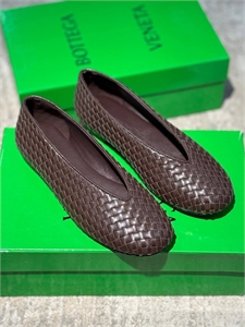 {{productViewItem.photos[photoViewList.activeNavIndex].Alt || productViewItem.photos[photoViewList.activeNavIndex].Description || 'Балетки BOTTEGA VENETA'}}