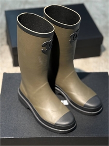 {{productViewItem.photos[photoViewList.activeNavIndex].Alt || productViewItem.photos[photoViewList.activeNavIndex].Description || 'Сапоги CHANEL'}}