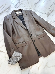 {{productViewItem.photos[photoViewList.activeNavIndex].Alt || productViewItem.photos[photoViewList.activeNavIndex].Description || 'Пиджак CELINE'}}