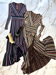 {{productViewItem.photos[photoViewList.activeNavIndex].Alt || productViewItem.photos[photoViewList.activeNavIndex].Description || 'Платье MISSONI'}}