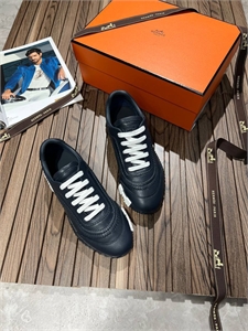 {{productViewItem.photos[photoViewList.activeNavIndex].Alt || productViewItem.photos[photoViewList.activeNavIndex].Description || 'Кроссовки HERMES'}}