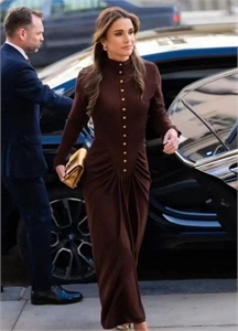 {{productViewItem.photos[photoViewList.activeNavIndex].Alt || productViewItem.photos[photoViewList.activeNavIndex].Description || 'Платье Schiaparelli'}}